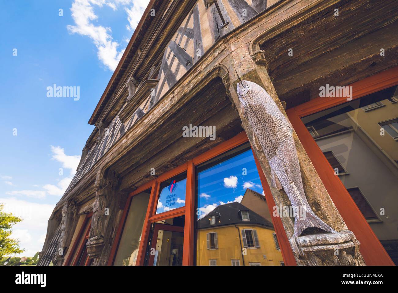 Francia, Centre-Val de Loire, Eure-et-Loir, Chartres. La facciata in legno dell'Ufficio Turistico. La Salmon House Foto Stock