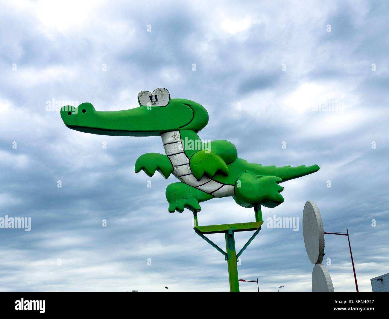 Coccodrillo verde, in un cielo grigio, logo per la pulizia del veicolo Foto Stock