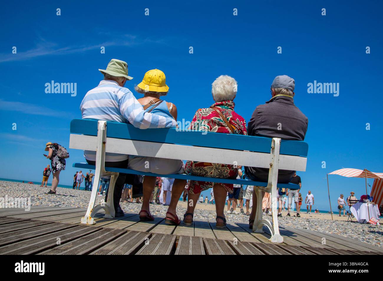Coppie in pensione su una panchina Foto Stock