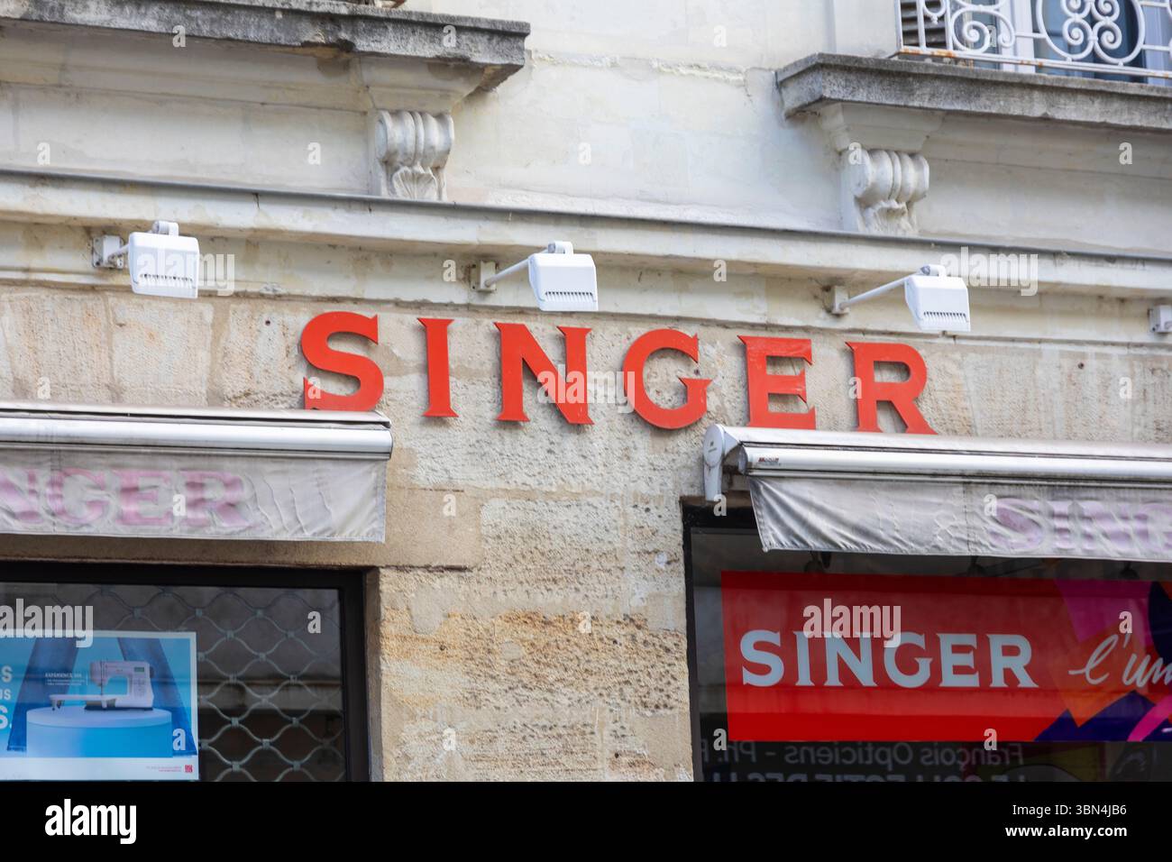 Singer boutique in centro Foto Stock
