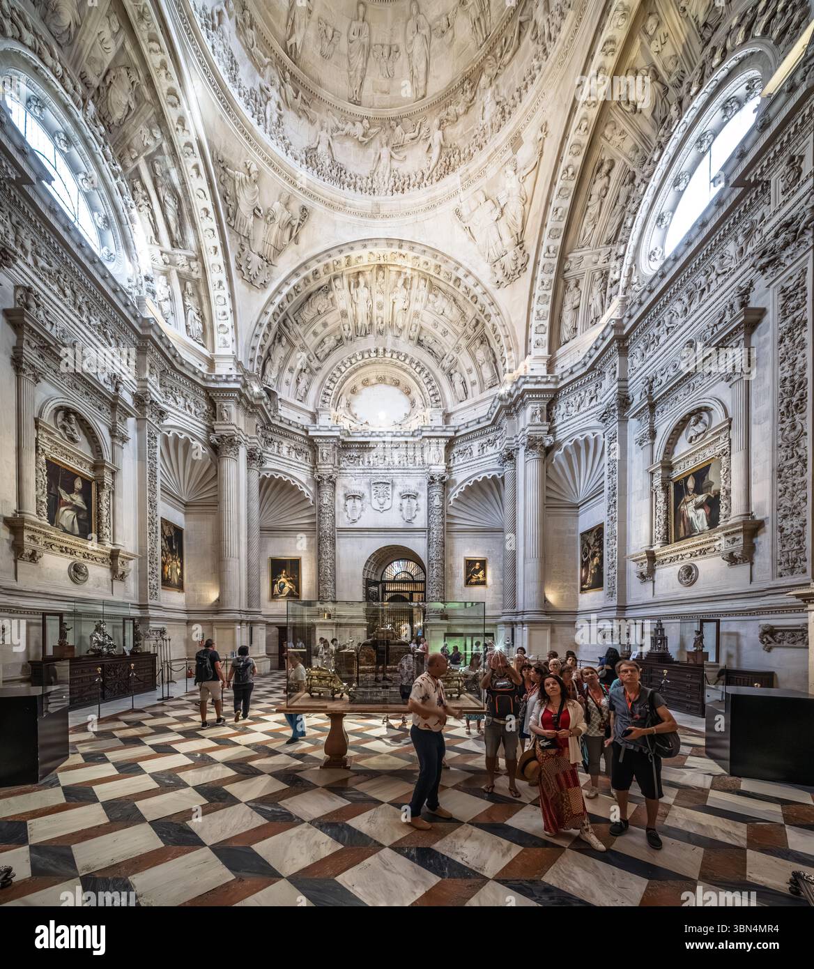 Siviglia, Spagna, 18 giugno 2025, i visitatori ammirano l'intricato design rinascimentale della Sacrestia principale nella cattedrale di Siviglia, che mostra luce ed elaborazione Foto Stock