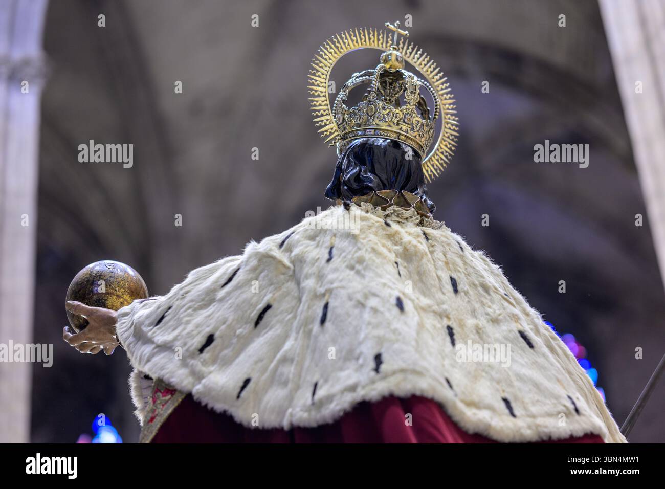 Dettaglio della statua di San Ferdinando nella cattedrale di Siviglia che mostra una corona riccamente decorata e un mantello regale di ermellino, a simboleggiare la regalità. Foto Stock