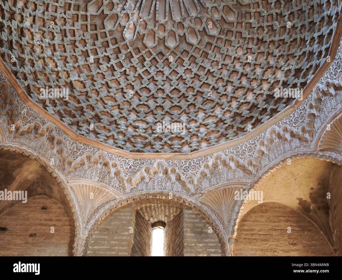 Scopri gli splendidi tralicci in mattoni e i delicati stucchi della cupola Mudéjar nella Cappella di la Aurora, evidenziando motivi celesti. Foto Stock