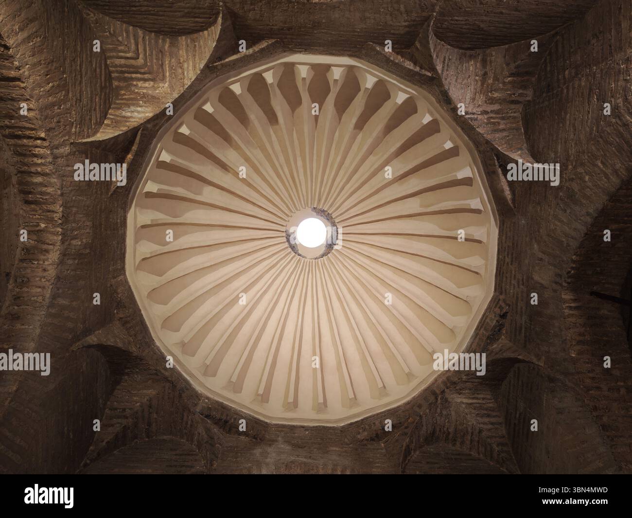 L'elegante cupola a coste della cappella di Santa Marina presenta un luminoso oculus, che crea uno splendido punto focale in questo spazio sacro. Foto Stock