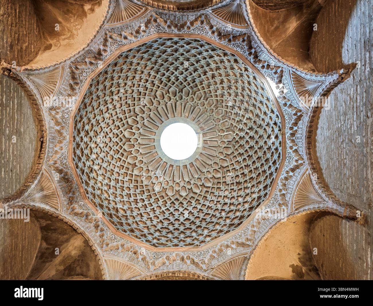 Scopri gli splendidi tralicci in mattoni e i delicati stucchi della cupola Mudéjar nella Cappella di la Aurora, evidenziando motivi celesti. Foto Stock
