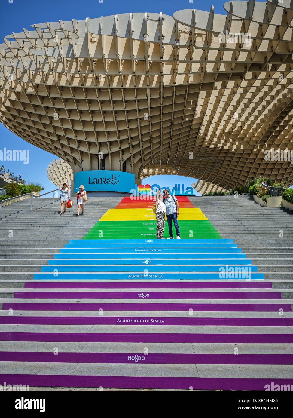 Siviglia, Spagna, giugno 25 2025, a Siviglia, i gradini arcobaleno sotto il ombrellone celebrano il LGBTQ Pride Day, invitando tutti a godersi il vivace spettacolo. Foto Stock