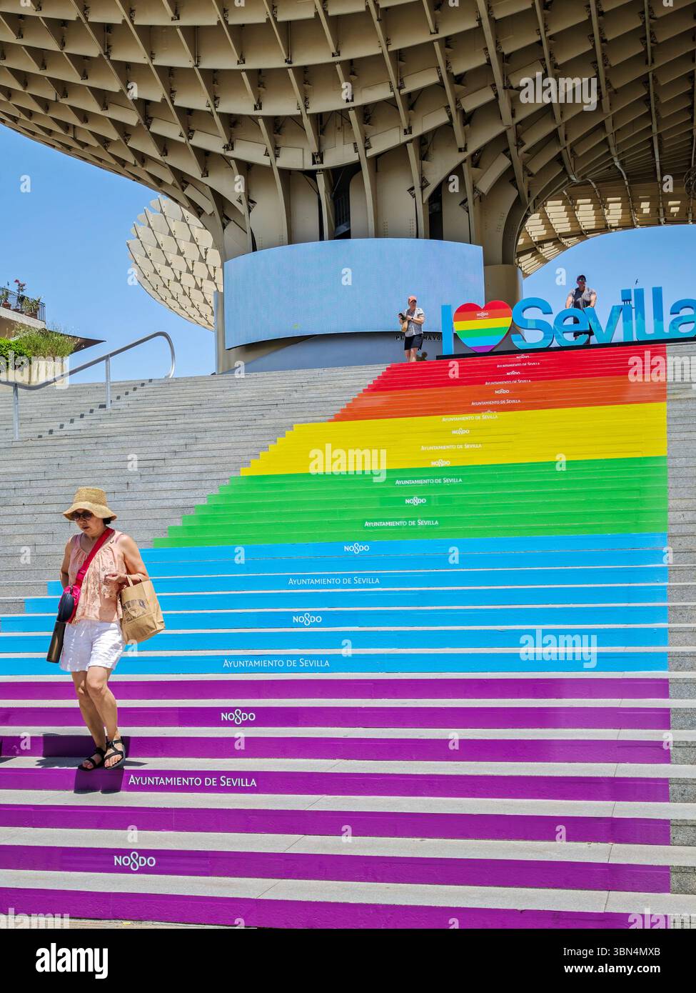Siviglia, Spagna, giugno 25 2025, a Siviglia, i gradini arcobaleno sotto il ombrellone celebrano il LGBTQ Pride Day, invitando tutti a godersi il vivace spettacolo. Foto Stock