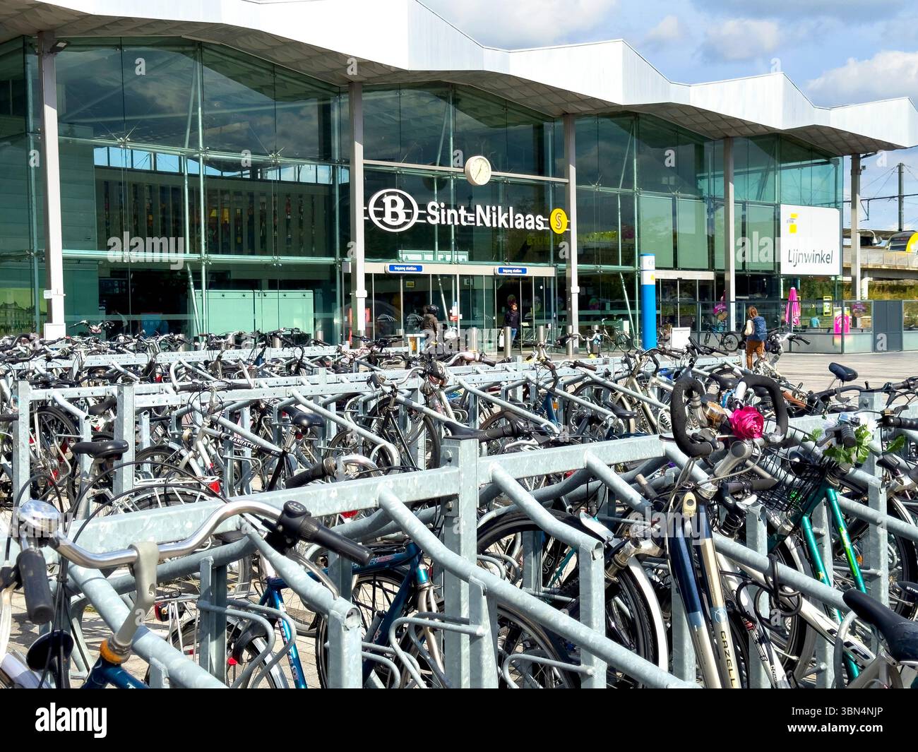 Belgio, regione fiamminga, provincia delle Fiandre orientali, Saint-Nicolas (o Saint-Nicolas-WAAS, Sint-Niklaas o Sint-Niklaas-WAAS,. Stazione ferroviaria Foto Stock