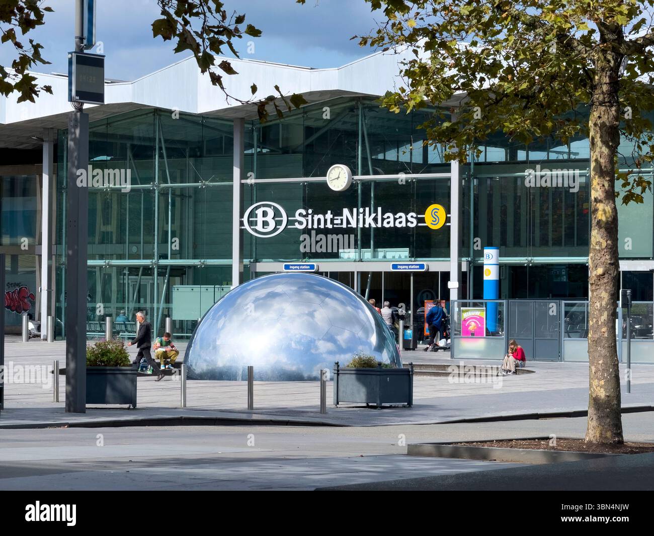 Belgio, regione fiamminga, provincia delle Fiandre orientali, Saint-Nicolas (o Saint-Nicolas-WAAS, Sint-Niklaas o Sint-Niklaas-WAAS,. Stazione ferroviaria Foto Stock
