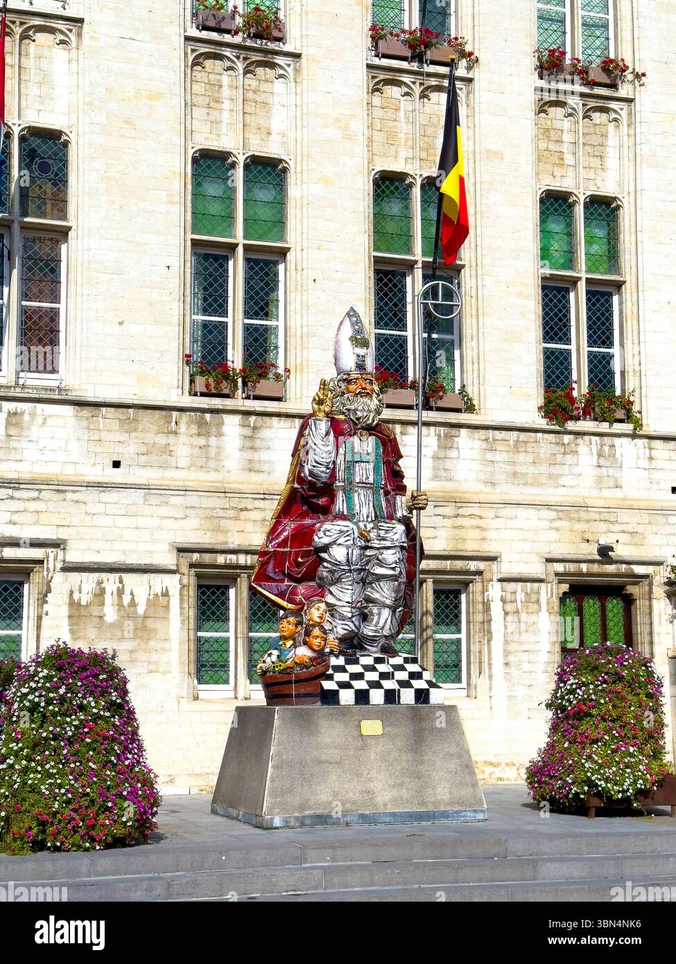 Belgio, regione fiamminga, provincia delle Fiandre orientali, Saint-Nicolas (o Saint-Nicolas-WAAS, Sint-Niklaas o Sint-Niklaas-WAAS,. Municipio. La statua di Foto Stock