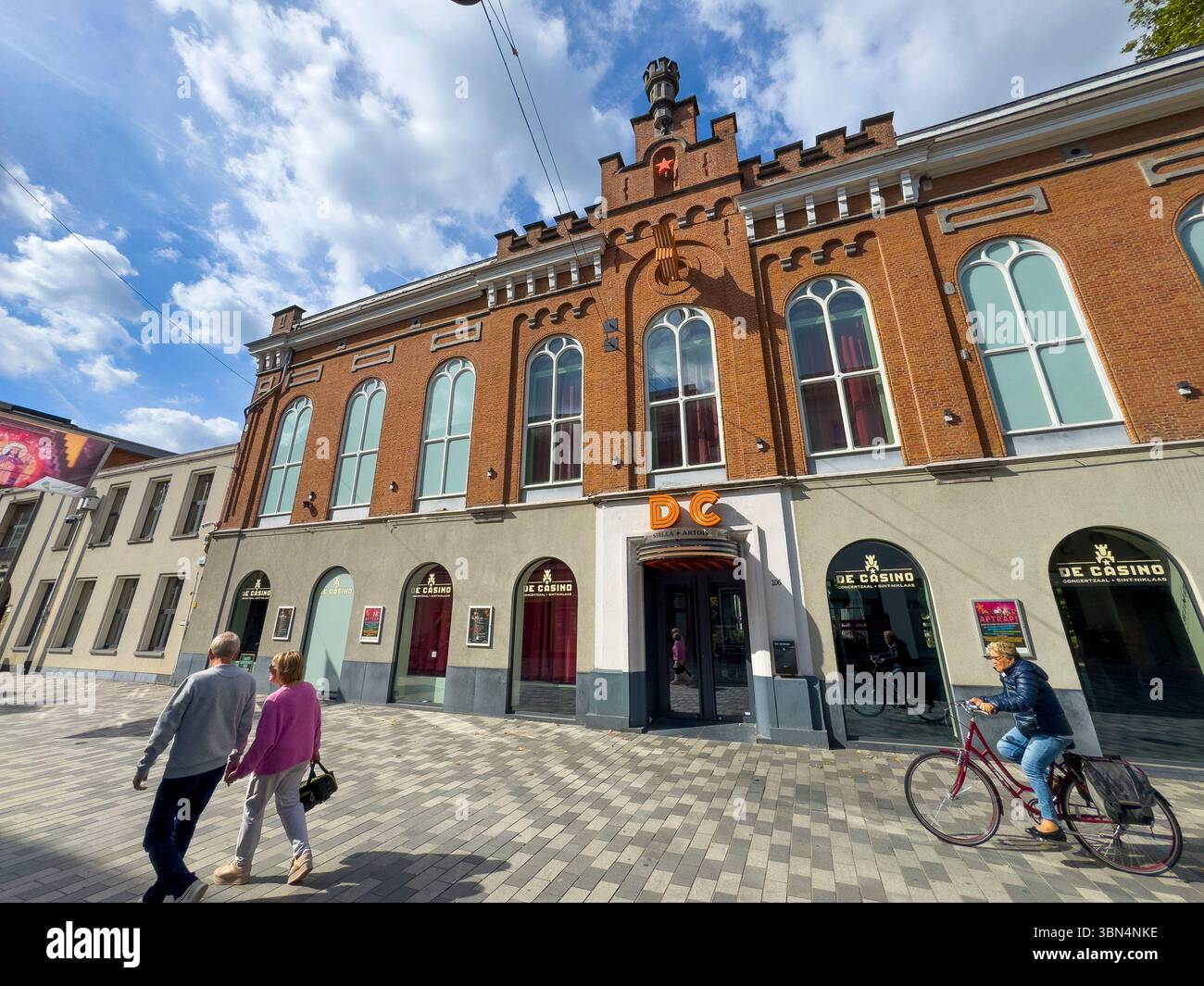 Belgio, regione fiamminga, Provincia delle Fiandre orientali, Saint-Nicolas(o Saint-Nicolas-Waes, Sint-Niklaas o Sint-Niklaas-WAAS, Statiosstraat Foto Stock