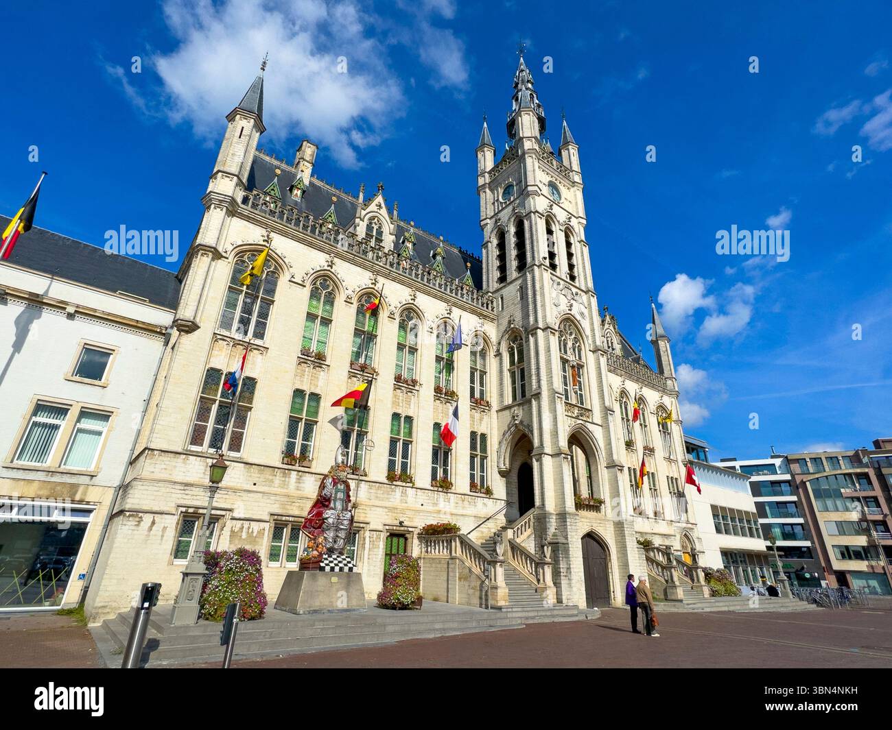 Belgio, regione fiamminga, provincia delle Fiandre orientali, Saint-Nicolas (o Saint-Nicolas-WAAS, Sint-Niklaas o Sint-Niklaas-WAAS,. Municipio. La statua di Foto Stock