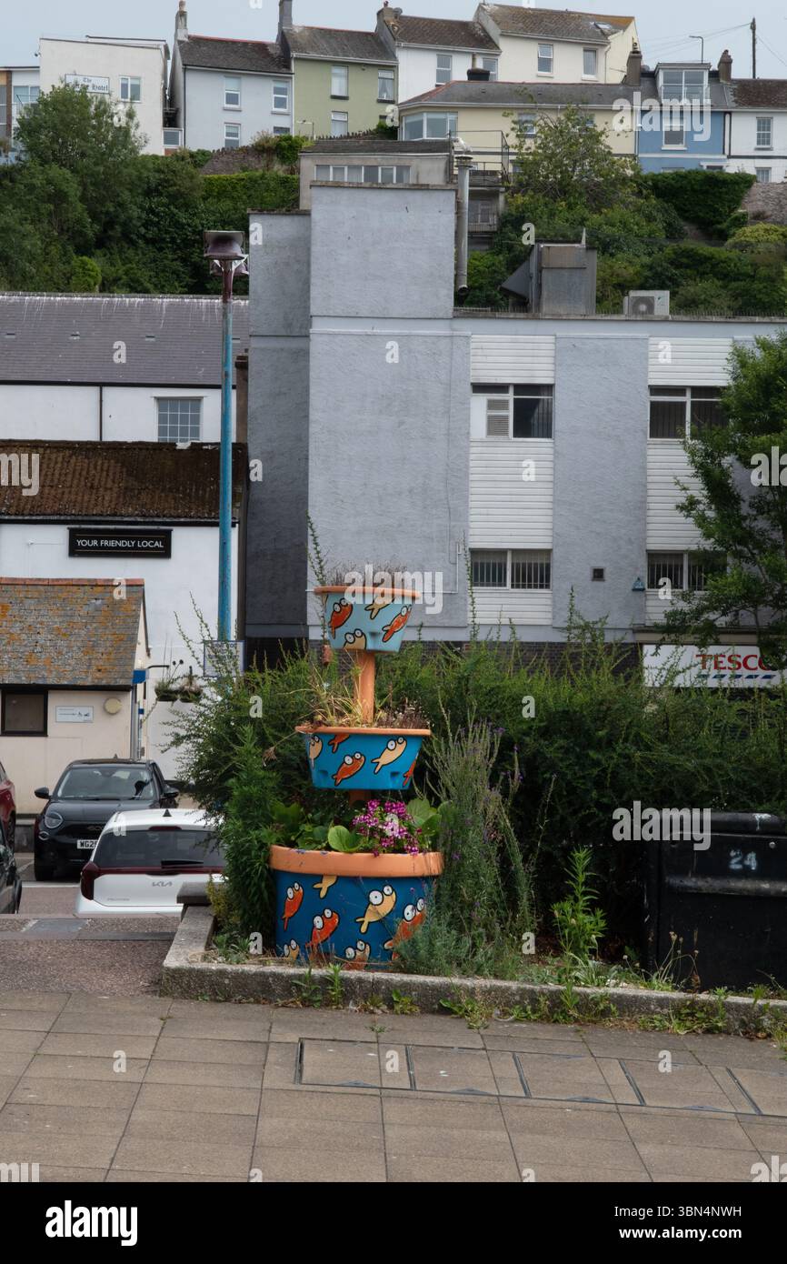 Piantatori a tema pesce, Brixham, Devon, Inghilterra Foto Stock