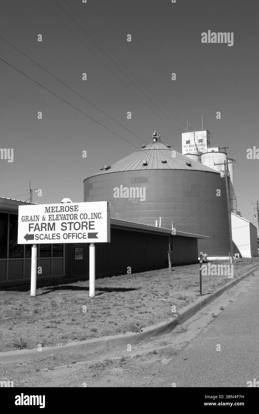 Melrose Grain and Elevator Company costruisce e firma a Melrose, New Mexico, USA, che rappresenta l'agricoltura rurale e lo stoccaggio del grano. Foto Stock