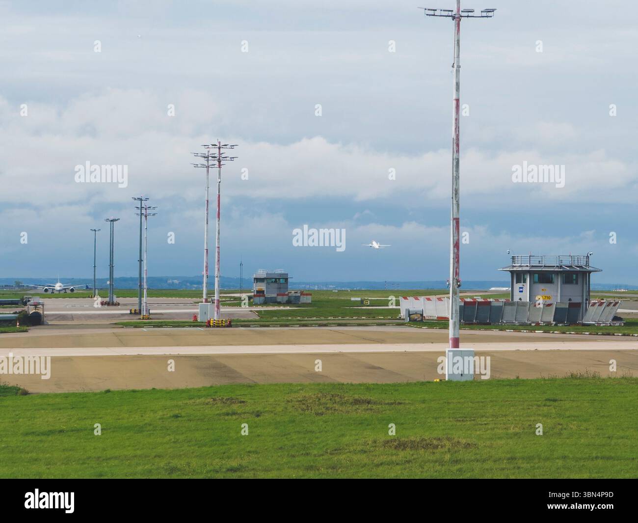 Parigi, Ile-de-France, aeroporto Charles de Gaulle, pista e illuminazione per aerei Foto Stock