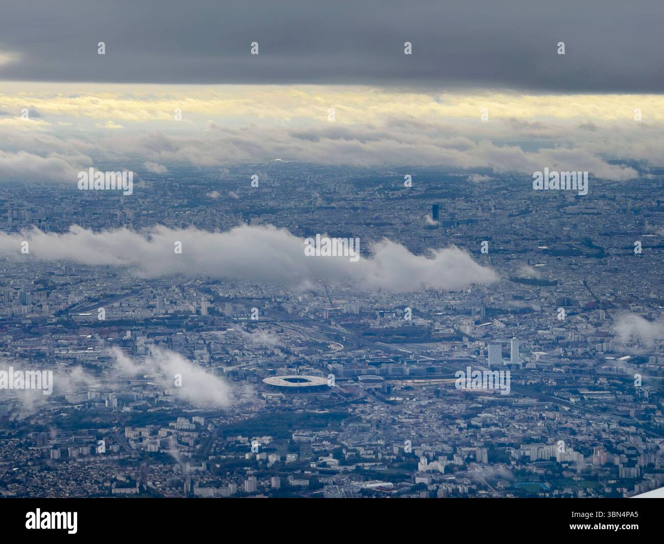 Parigi, ile-de-France, vista aerea di Parigi. Al centro, lo Stade de France. Foto Stock