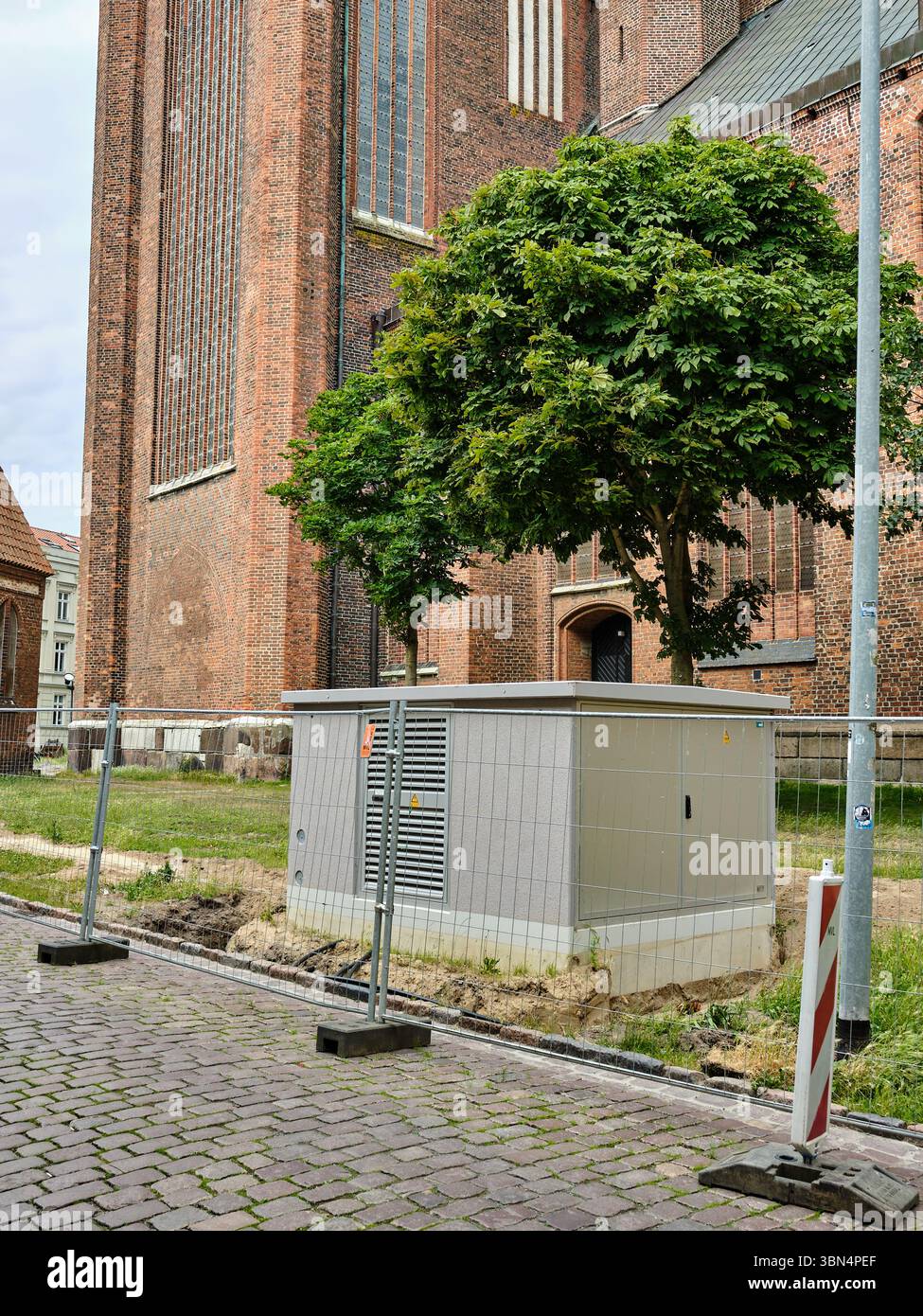 28 giugno 2025 - Stralsund-Germania: Una nuova stazione di trasformazione è stata collocata accanto alla storica chiesa di Santa Maria nella città vecchia di Stralsund, surr Foto Stock