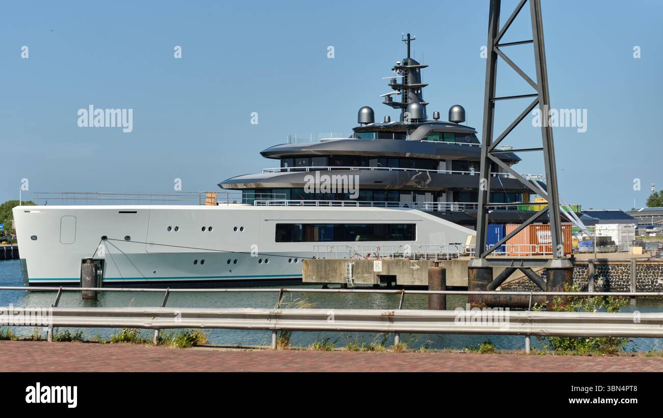 30 maggio 2025 - Vlissingen-Paesi Bassi: Un superyacht di nuova costruzione con scafo grigio e sovrastruttura nera ormeggiato al molo di Damen Yachting, con parte Foto Stock