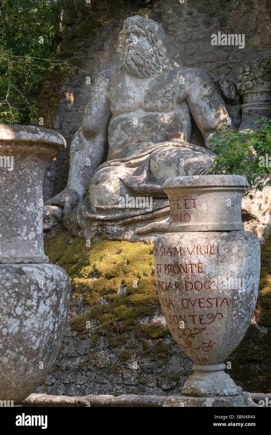 Italia. Lazio. I giardini di Bomarzo. Conosciuto anche come Sacro Bosco o Monster Park. xvi secolo. Statua di Nettuno che protegge una sorgente d'acqua viva Foto Stock