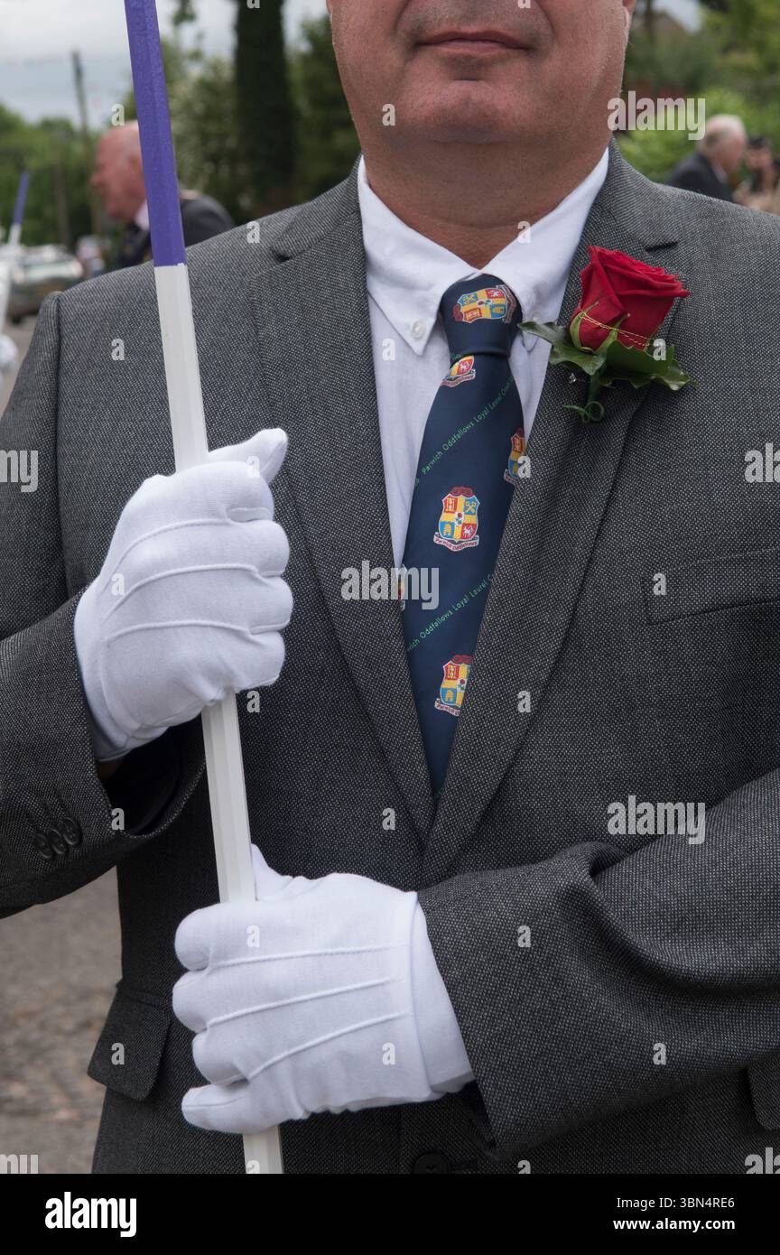 Parwich, Oddfellows. La leale Laurel e Crown Lodge. Un Oddfellow che indossa guanti bianchi e porta il suo bastone bianco e indossa la cravatta Lodge. Parwich si sveglia la settimana. Parwich, Derbyshire, Inghilterra 1 luglio 2023 UK 2020s HOMER SYKES Foto Stock