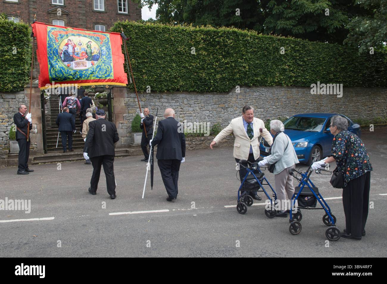 Tradizione inglese, cultura, tradizione culturale. Anni '2020 Regno Unito. Parwich, Oddfellows. Robert Shields dà il benvenuto a Oddfellows nella sua casa, Parwich Hall durante la Parwich Wakes Week. Parwich, Derbyshire, Inghilterra 1 luglio 2023 UK 2020s HOMER SYKES Foto Stock