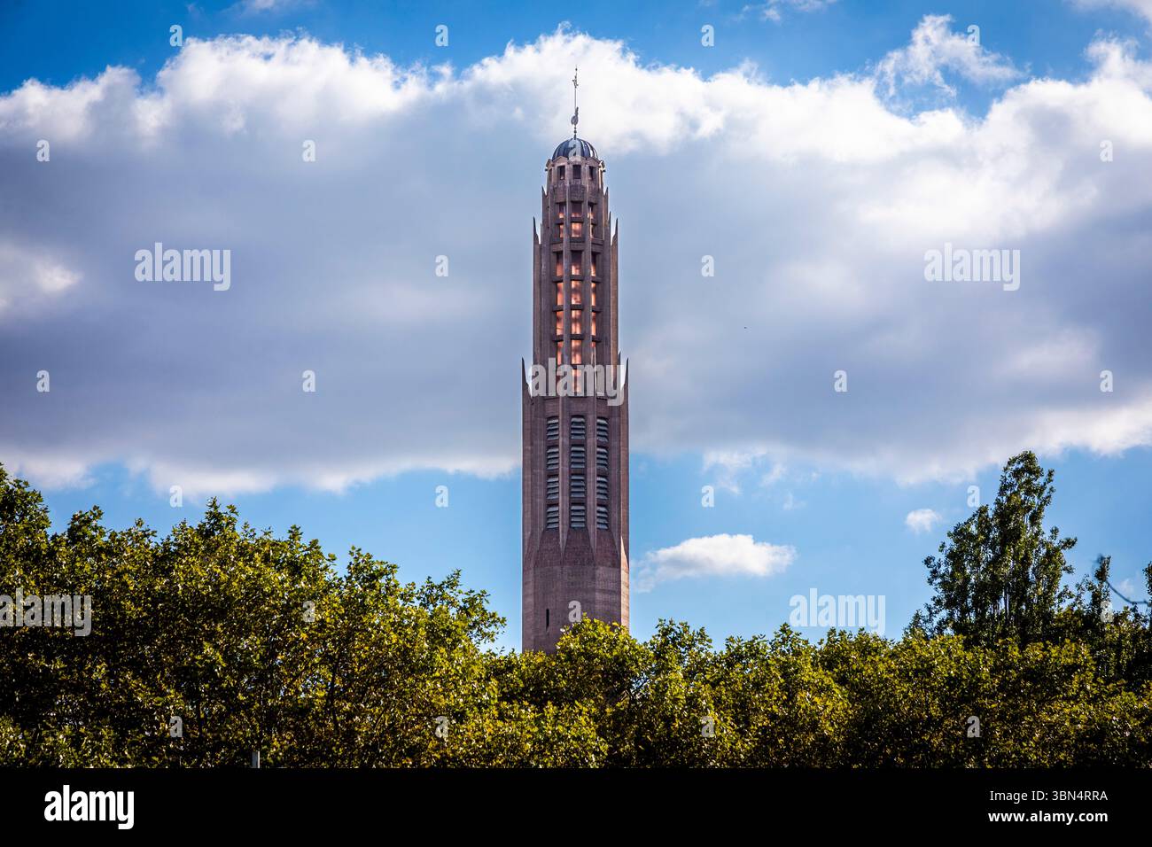 Francia, ile-de-France, Parigi, 17° arrondissement. Chiesa di Sainte-Odile, avenue Stephane Mallarme Foto Stock