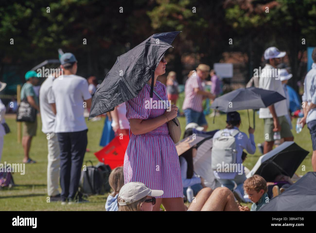 Londra, Regno Unito. 30 giugno 2025. Gli appassionati di tennis fanno la fila nel torrido Wimbledon Park, il giorno di apertura più caldo dei campionati di tennis di Wimbledon, dato che le temperature sono previste per raggiungere i 34 gradi celsius. Amer Ghazzal/Alamy Live News Foto Stock