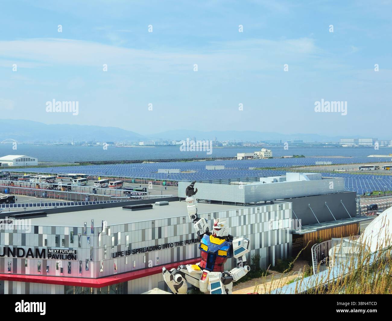 Futuristico Solar Array e Gundam all'Osaka Expo 2025 Foto Stock
