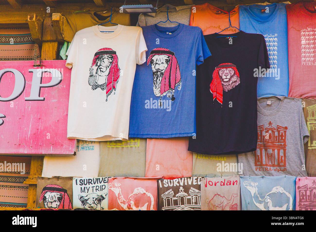 Jordan, Petra, vendono T-shirt in un negozio Foto Stock