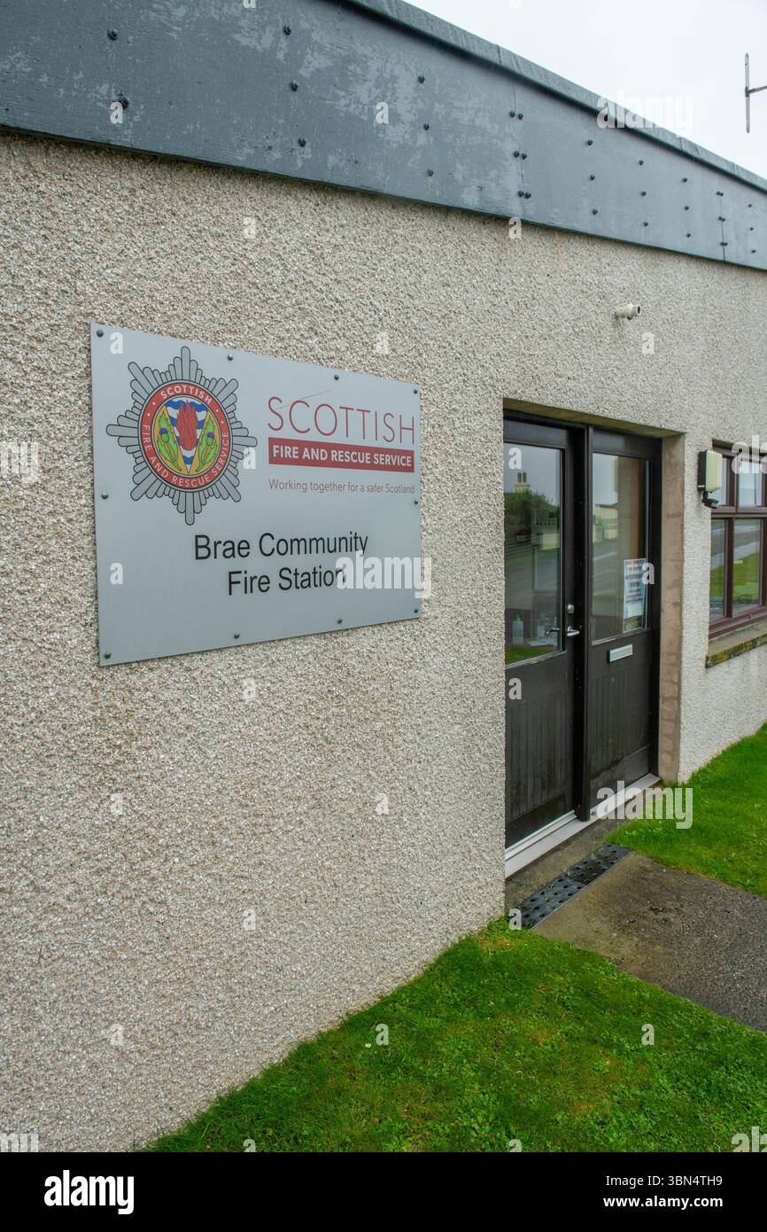 La stazione dei vigili del fuoco di Brae è pronta nelle Shetland, servendo la comunità locale con dedizione e rapidità di risposta alle emergenze in questa remota isola. Foto Stock La stazione dei vigili del fuoco di Brae è pronta nelle Shetland, servendo la comunità locale con dedizione e rapidità di risposta alle emergenze in questa remota isola. Foto Stock