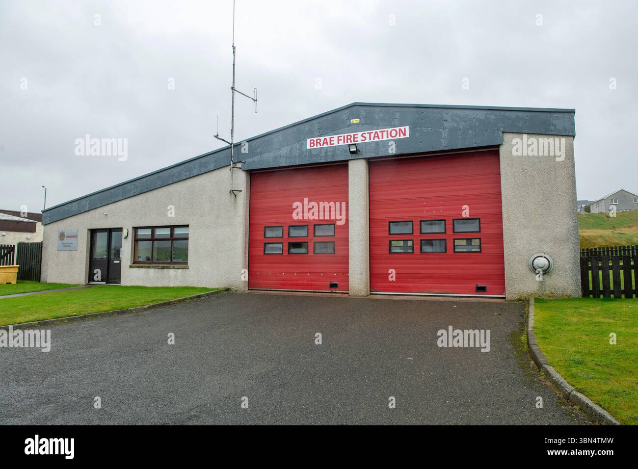 La stazione dei vigili del fuoco di Brae è pronta nelle Shetland, servendo la comunità locale con dedizione e rapidità di risposta alle emergenze in questa remota isola. Foto Stock La stazione dei vigili del fuoco di Brae è pronta nelle Shetland, servendo la comunità locale con dedizione e rapidità di risposta alle emergenze in questa remota isola. Foto Stock
