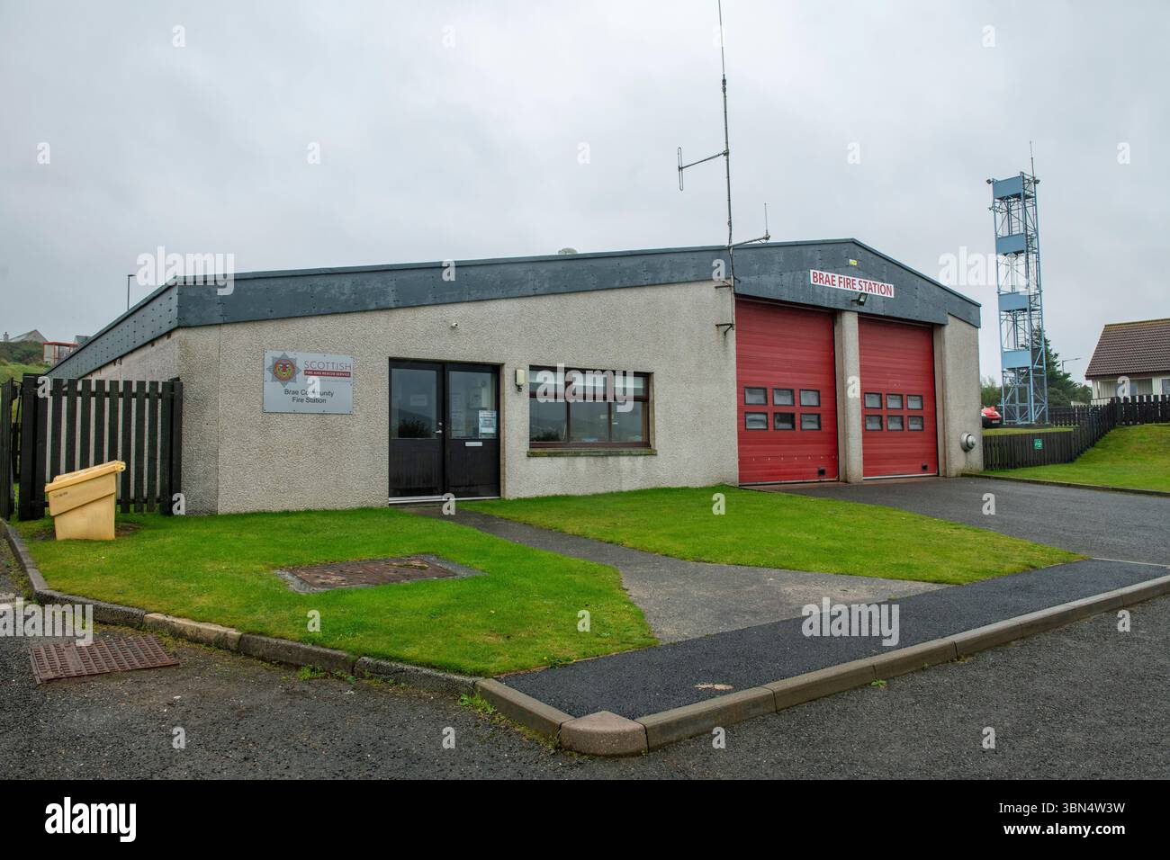 La stazione dei vigili del fuoco di Brae è pronta nelle Shetland, servendo la comunità locale con dedizione e rapidità di risposta alle emergenze in questa remota isola. Foto Stock La stazione dei vigili del fuoco di Brae è pronta nelle Shetland, servendo la comunità locale con dedizione e rapidità di risposta alle emergenze in questa remota isola. Foto Stock