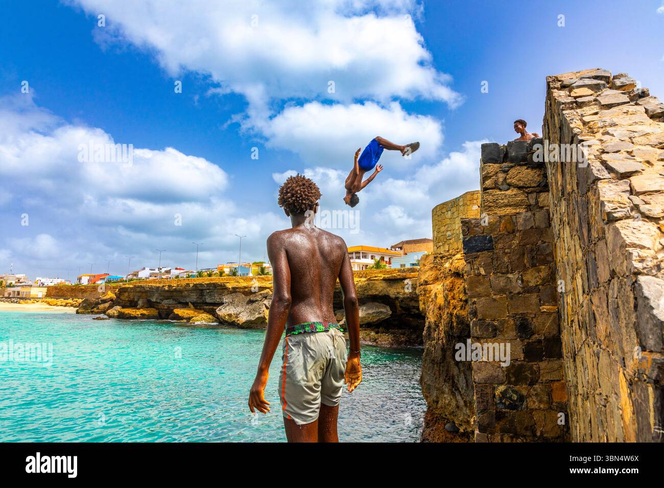 Africa, isole di Capo Verde, Maio, Porto Ingles. Capo Verde che salta dalla scogliera verso l'oceano Foto Stock