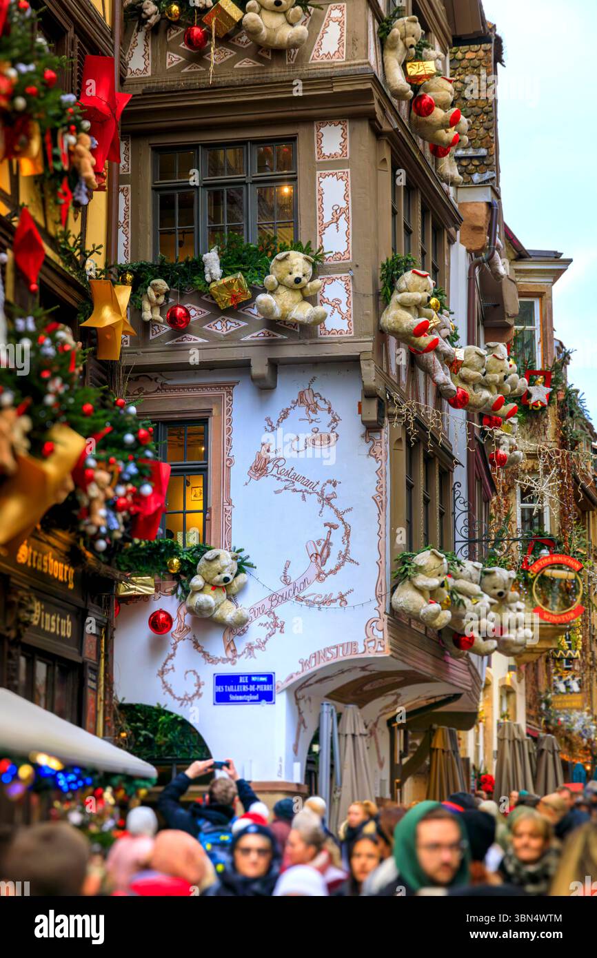 Francia, Grand Est, Alsazia-Champagne-Ardenne-Lorena, Alsazia, Bas-Rhin, Strasburgo, via dei tagliatori di pietra, facciata del winstub le Tire-Bouchon Foto Stock