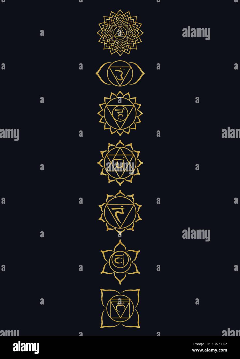 Modello di biglietto di auguri pronto all'uso su sfondo nero con 7 eleganti simboli chakra dorati. Illustrazione disegnata a mano per poster ayurveda, cover desig Foto Stock