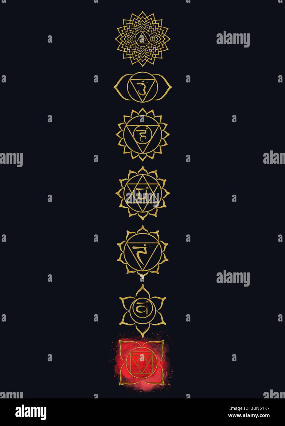 Modello di biglietto di auguri pronto per l'uso su sfondo nero con 7 simboli chakra dorati e chakra radice su macchie e schizzi di colore rosso acquerello. Disegnato a mano Foto Stock