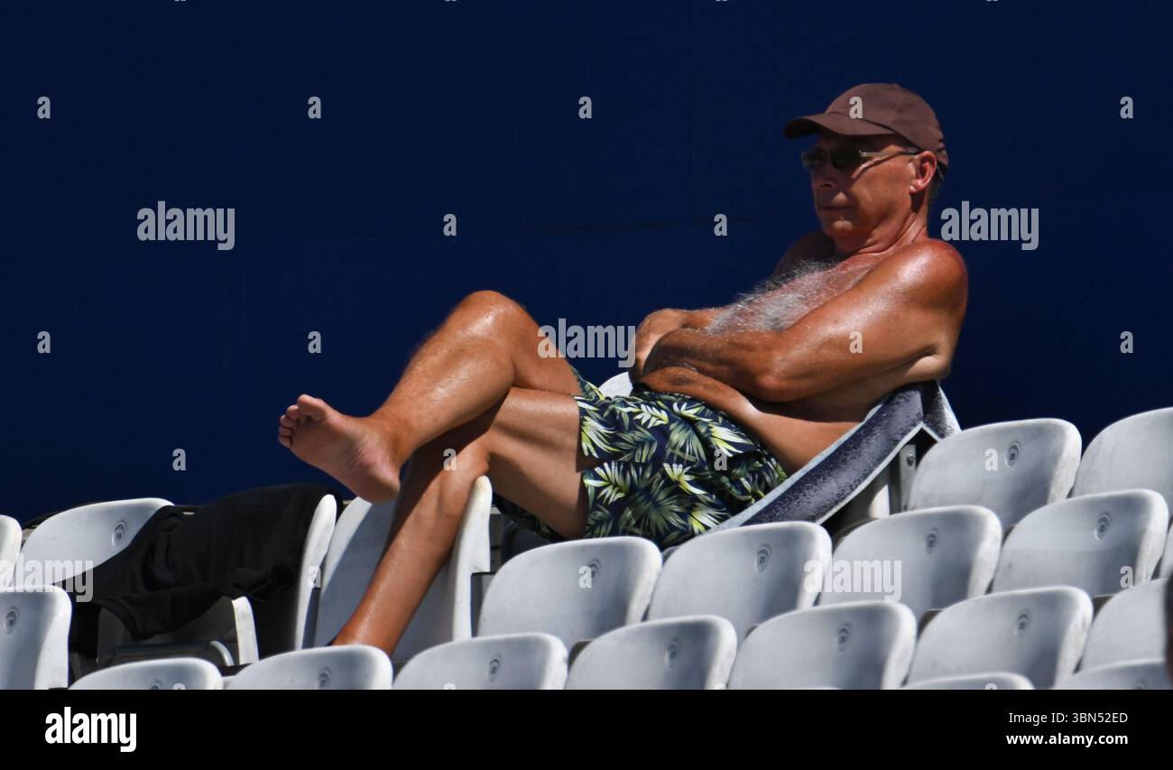 Ovale, Inghilterra. 30 giugno 2025. I tifosi del Cricket si crogiolano nel caldo al Rothesay County Championship match tra Surrey CCC e Durham CCC. Credito: Eclettismo Foto Stock