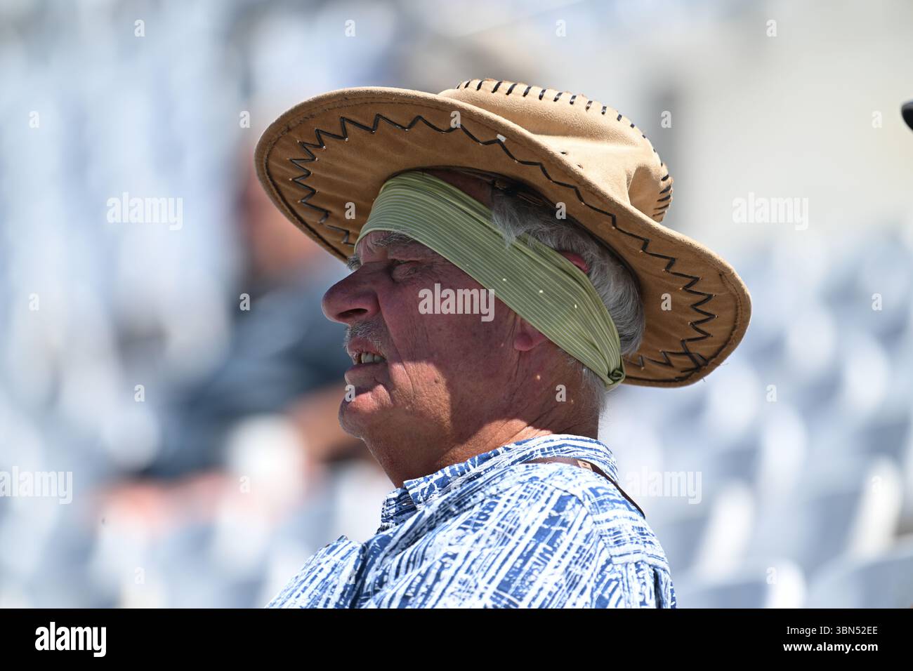 Ovale, Inghilterra. 30 giugno 2025. I tifosi del Cricket si crogiolano nel caldo al Rothesay County Championship match tra Surrey CCC e Durham CCC. Credito: Eclettismo Foto Stock