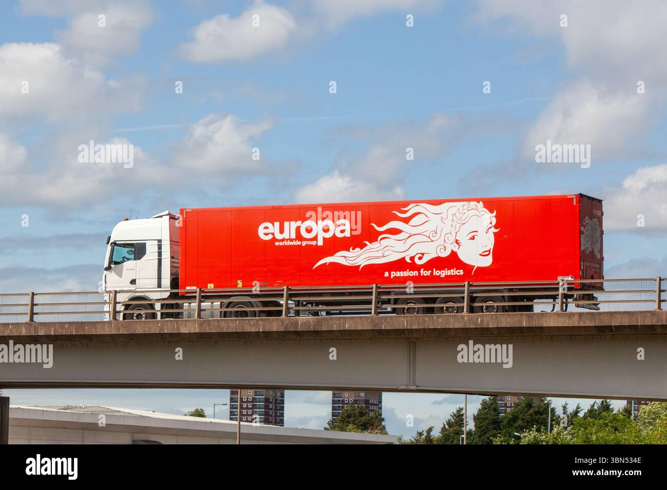 Un autocarro articolato rosso Europa Worldwide Group viaggia sulla circonvallazione A5 a Tamworth, Staffordshire, Regno Unito. Foto Stock