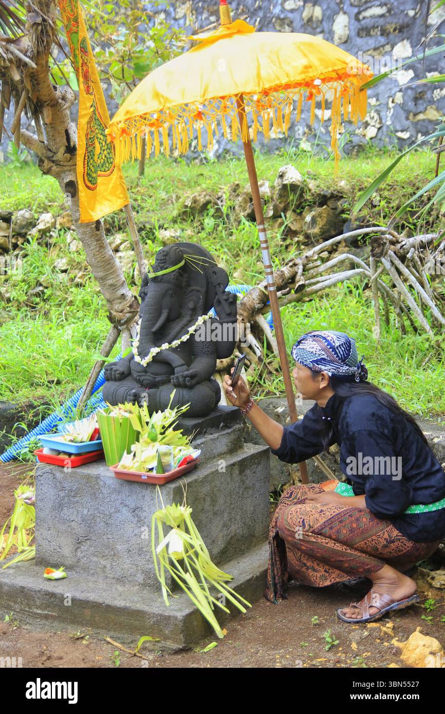 Gli indù scattano foto della statua di Ganesha usando i loro cellulari. Foto Stock