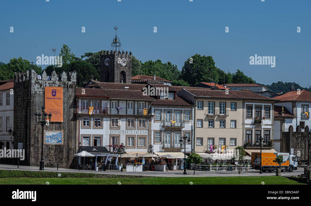 Una vista dei vecchi e colorati edifici di Ponte de Lima dall'altra parte del fiume Lima. Foto Stock