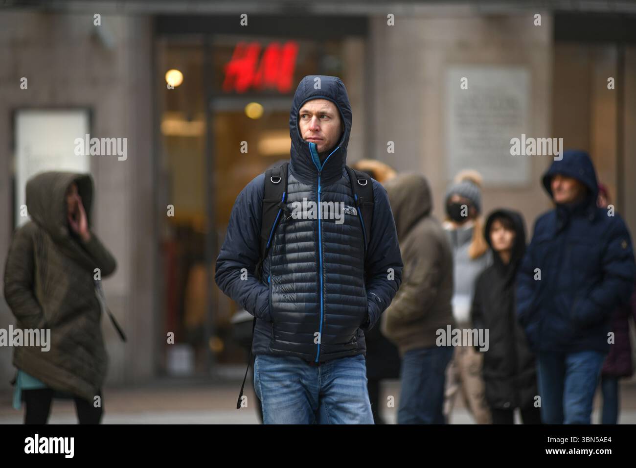 Budapest: Uomo che indossa una giacca invernale a Kristof ter. Ungheria. Foto Stock