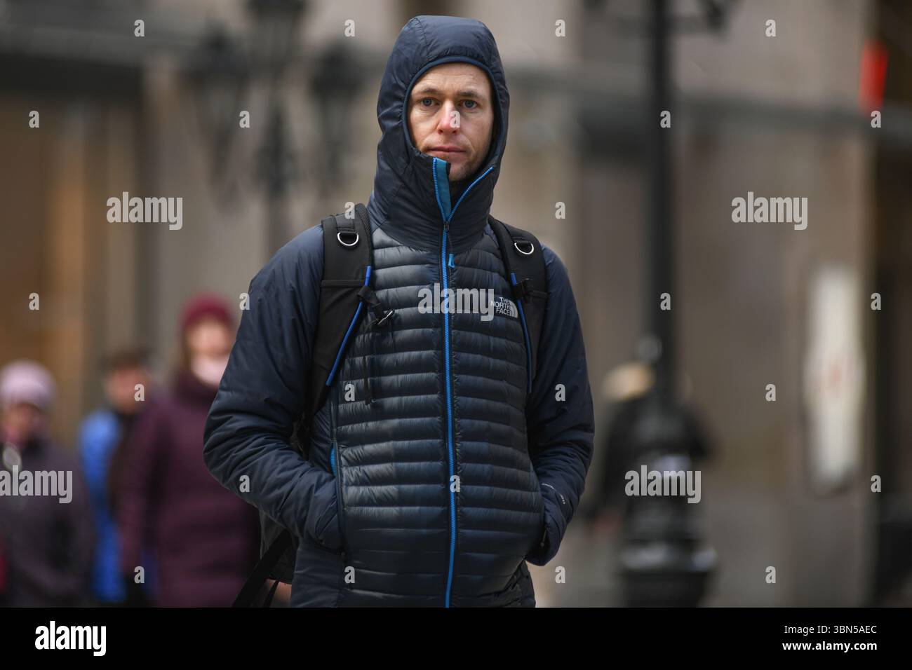 Budapest: Uomo che indossa una giacca invernale a Kristof ter. Ungheria. Foto Stock