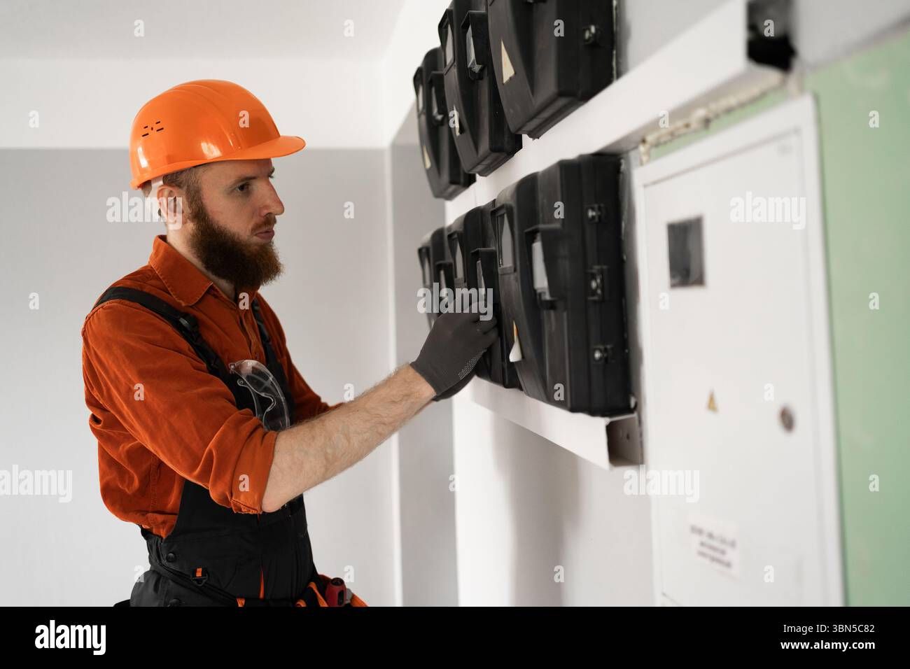 Lavori elettrici su una stazione di misurazione della potenza elettrica in una nuova casa. Copia spazio Foto Stock