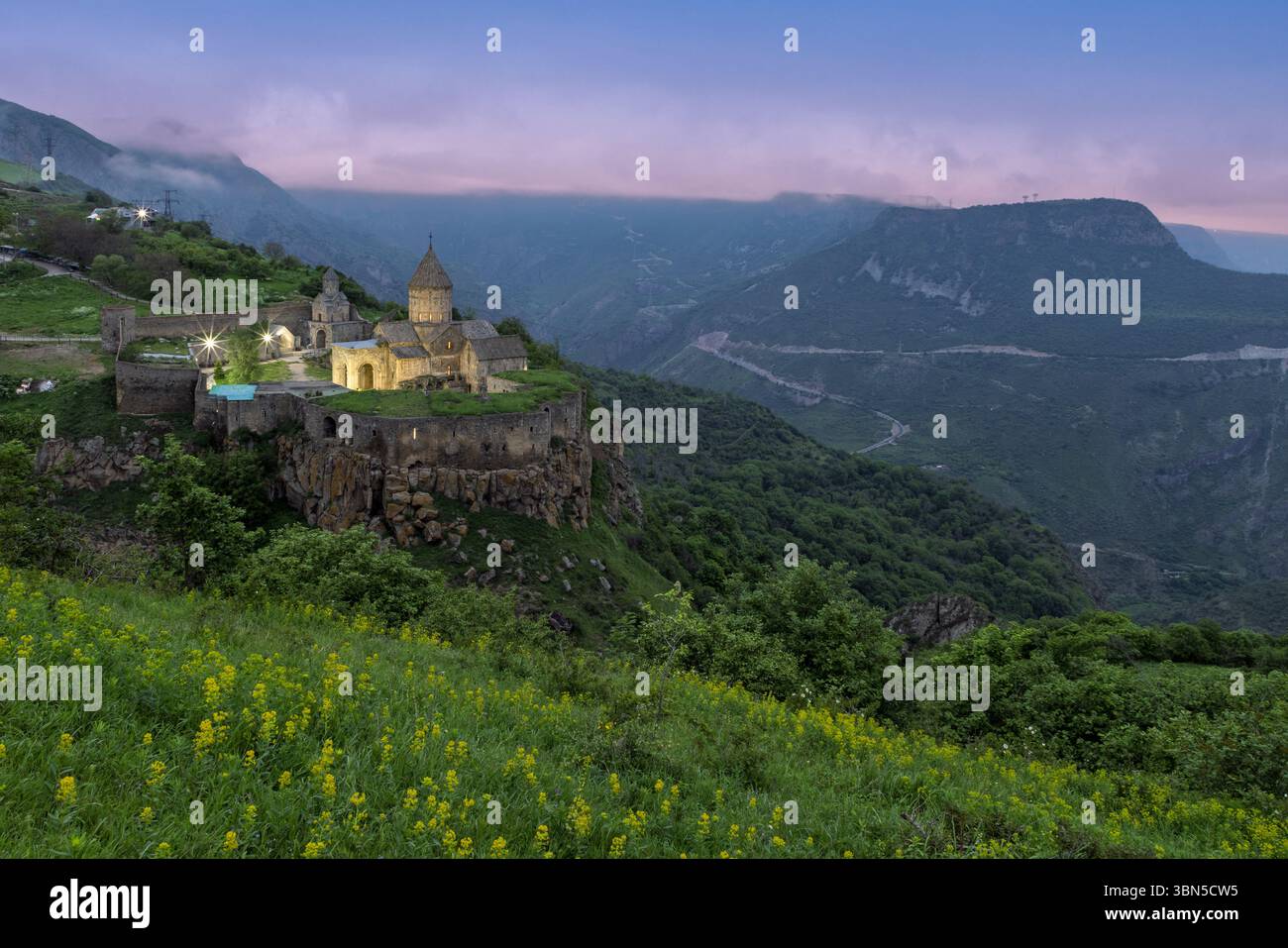 Il monastero di Tatev del IX secolo, un complesso fortificato arroccato drammaticamente su un bordo di una scogliera sopra la profonda gola del fiume Vorotan nella provincia di Syunik. Foto Stock