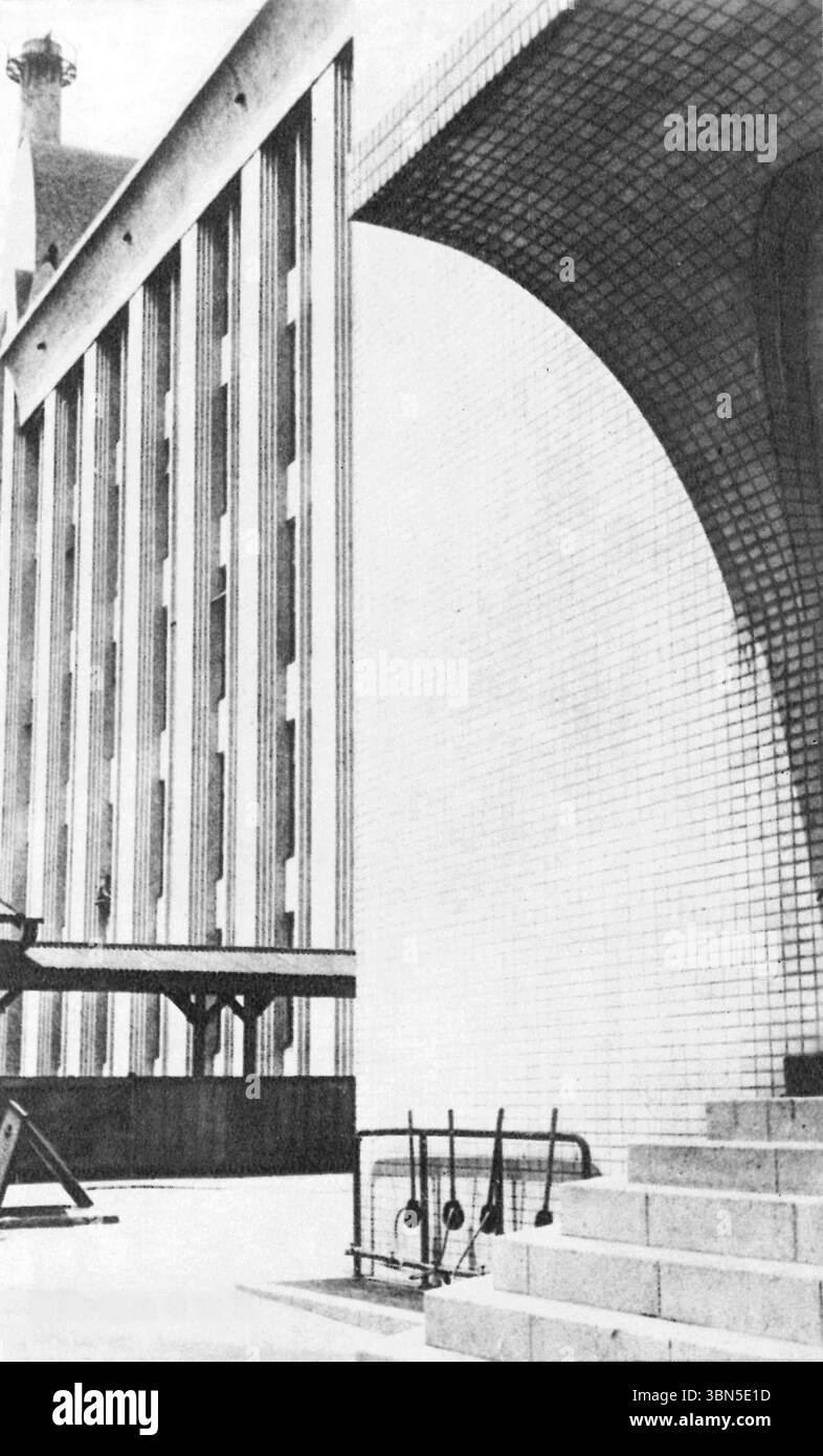 Foto d'epoca dell'ufficio centrale del telegrafo di Tokyo a Otemachi, Tokyo, Giappone - 1932 Foto Stock