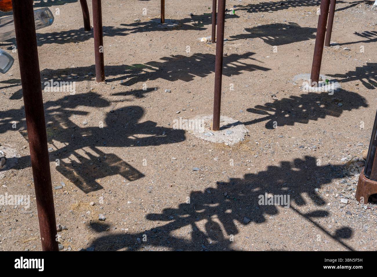 Stravaganti sculture di bottiglie sotto il sole del deserto al Bottle Tree Ranch di Elmer Long, un'installazione artistica surreale lungo la storica Route 66 in California. Foto Stock
