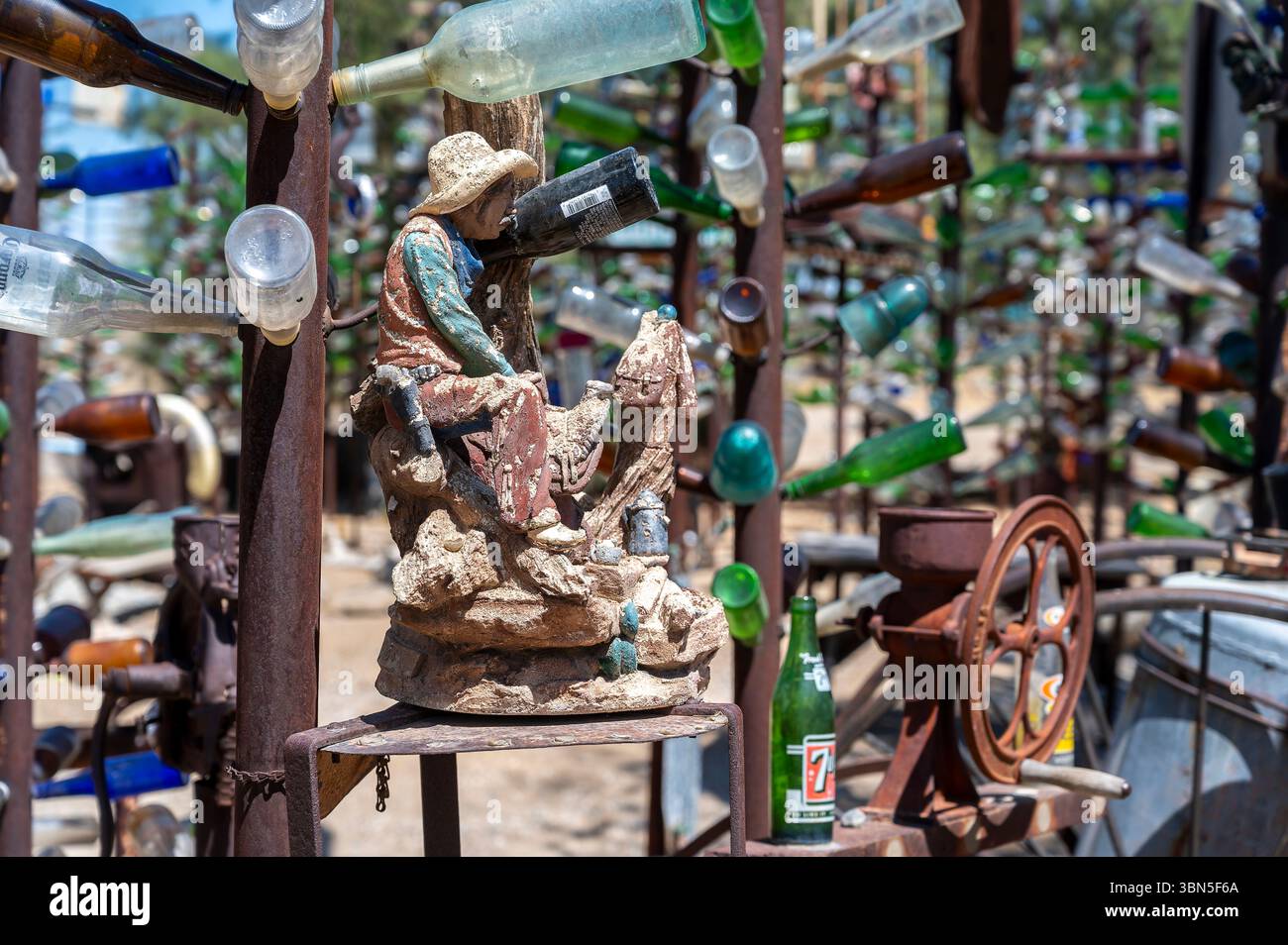 Stravaganti sculture di bottiglie sotto il sole del deserto al Bottle Tree Ranch di Elmer Long, un'installazione artistica surreale lungo la storica Route 66 in California. Foto Stock