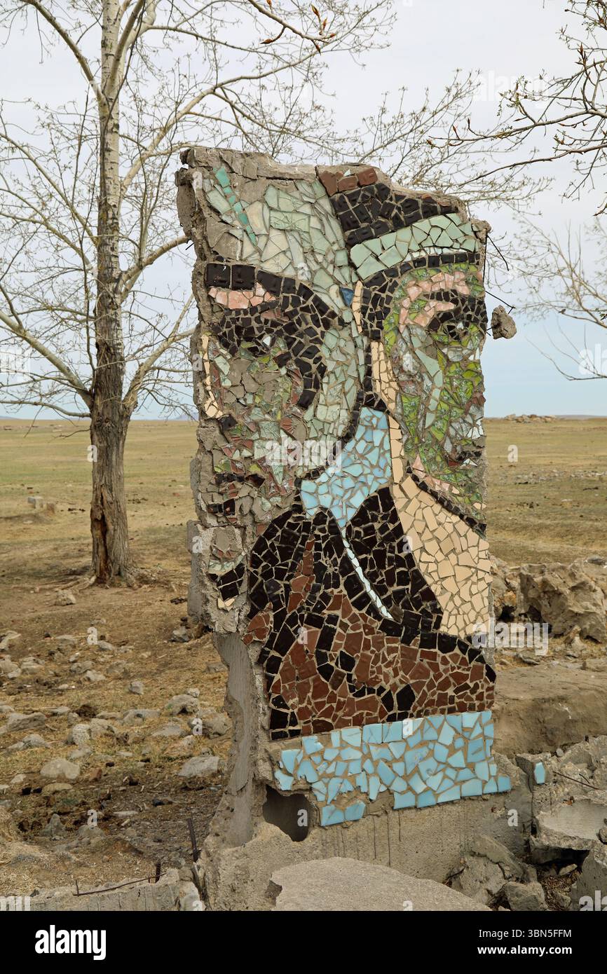 Resti di arte sovietica in una base militare abbandonata in Mongolia Foto Stock
