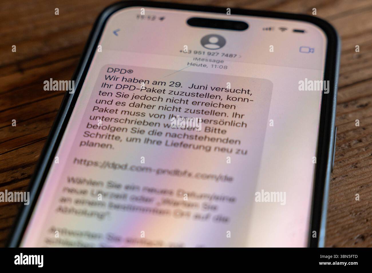 Phishing-SMS auf smartphone mit DPD-Betrugsversuch 30.06.25, selters: Symbolfoto, Illustrationsbild, Symbolbild, Illustrationsfoto, Alltagsszene Eine betrügerische SMS auf einem smartphone-display Warnt angeblich vor einem nicht zustellbaren Paket von DPD und enthält einen verdächtigen Link. Die Nachricht wurde AM 30. Juni 2025 empfangen und ist ein typisches Beispiel für Phishing-Versuche über Kurznachrichten. Die Aufnahme zeigt das smartphone auf einem Holztisch liegend. Solche Betrugsversuche nehmen zu und zielen darauf ab, persönliche Daten durch gefälschte Webseiten zu stehlen. Selters lui Foto Stock Phishing-SMS auf smartphone mit DPD-Betrugsversuch 30.06.25, selters: Symbolfoto, Illustrationsbild, Symbolbild, Illustrationsfoto, Alltagsszene Eine betrügerische SMS auf einem smartphone-display Warnt angeblich vor einem nicht zustellbaren Paket von DPD und enthält einen verdächtigen Link. Die Nachricht wurde AM 30. Juni 2025 empfangen und ist ein typisches Beispiel für Phishing-Versuche über Kurznachrichten. Die Aufnahme zeigt das smartphone auf einem Holztisch liegend. Solche Betrugsversuche nehmen zu und zielen darauf ab, persönliche Daten durch gefälschte Webseiten zu stehlen. Selters lui Foto Stock